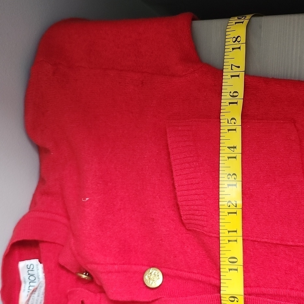 VINTAGE Made In Hong Kong red wool golden crest buttons old money cardigan - Picture 13 of 14